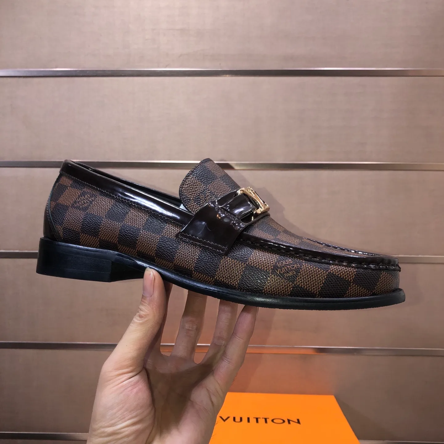 Men's men's shoes💰540💰[LV] (original single cowhide lining)🍀LV's latest genuine leather business suit shoes are available on the official website at the same time. The first-layer cowhide imported from Italy is made of heavy gold, and the official website has a 1:1 rubber outsole. Versatile to wear, high-end without losing class, and the color combination is extraordinary. This four-season style is alluring when worn on your feet, showing off your big-name flair. Standard code 38-45 (45 customized)
